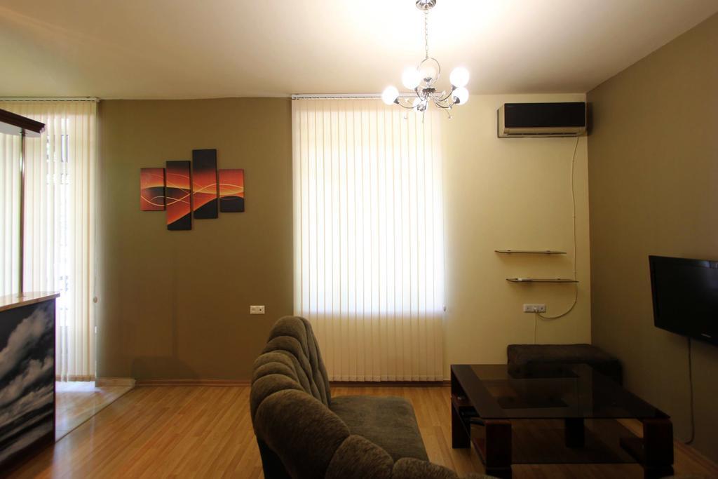 Studio With Balcony On Sayat Nova Avenue 耶烈万 外观 照片