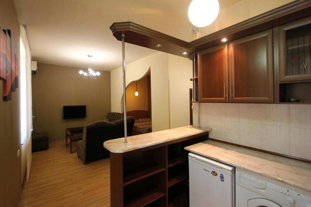 Studio With Balcony On Sayat Nova Avenue 耶烈万 外观 照片